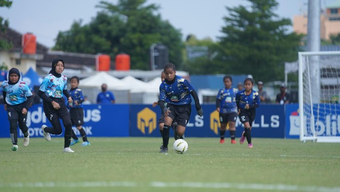 Aksi Ika Wonda, pemain tengah tim SD Kristen Manahan KU10 di pertandingan final. (Foto: Istimewa)