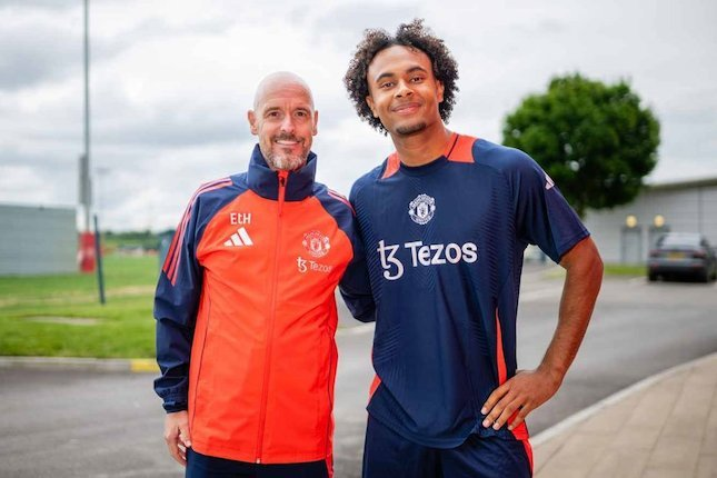 Joshua Zirkzee berpose dengan Erik Ten Hag (c) MUFC Official
